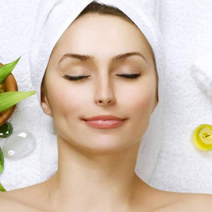 If you want to improve the complexion of your skin and also want to get rid of skin problems, then regularly apply a mixture of curd, turmeric and gram on your face daily or every other day before going to bed. Leave this face pack on for 20 minutes and then clean your face by wetting your hands with water and massaging in a circular motion.