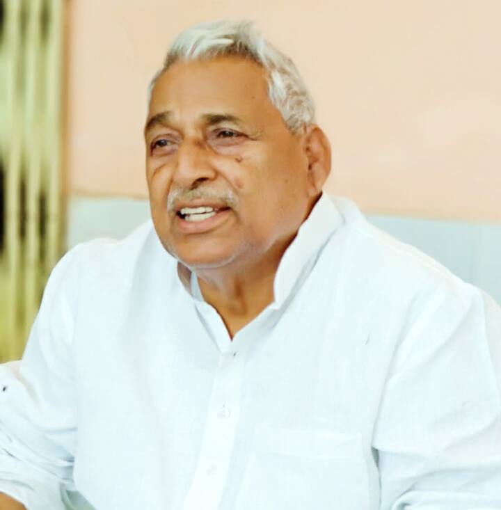 फिलहाल माता प्रसाद पांडे सिद्धार्थनगर जिले के इटावा विधानसभा सीट से विधायक हैं और उन्हें अखिलेश यादव का काफी करीबी नेता माना जाता है.