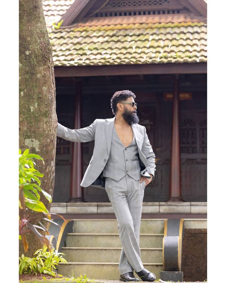தமிழ் சினிமாவின் கனவு படமான பொன்னியின் செல்வனில் ஆதித்த கரிகலானாக நடித்து இருந்தார்.