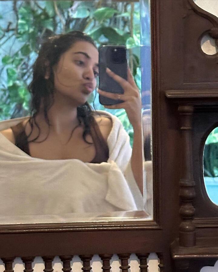 స్విమ్మింగ్ ఎంజాయ్ చేసి.. వెట్ లుక్లో టవల్ని కట్టుకుని సెల్ఫీలు దిగింది. ఈ ఫోటోను కూడా ఆమె పోస్ట్ చేసింది.(Images Source : Instagram/Shivathmika Rajashekar)