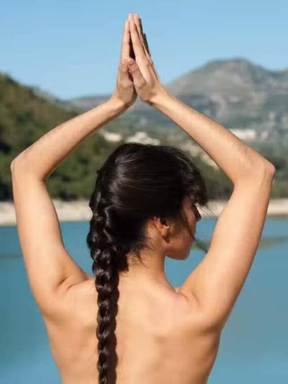 यूके के इस गांव में कोई भी नहीं पहनता कपड़े