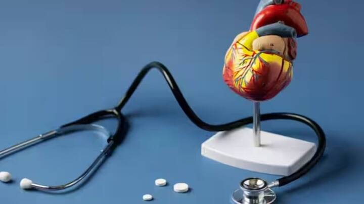 લોકોમાં વધતી ઉંમર સાથે હાર્ટ બ્લોકેજની સમસ્યા વિકસે છે. જો કે તે જન્મજાત પણ હોઈ શકે છે. હાર્ટ બ્લોકેજના કિસ્સામાં શરીર ઘણા પ્રકારના સંકેતો આપે છે.