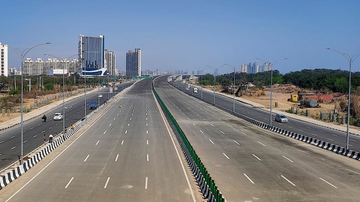 অলোক কুমার জানান, শুধু ২৫ জুলাই বেঙ্গালুরু-মাইসুরু হাইওয়েতে ১৩০ কিলোমিটারের বেশি গতিতে গাড়ি চালিয়েছেন ১৫৫ জন।