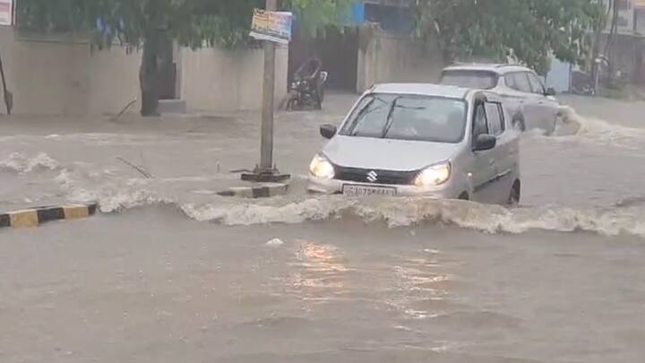 નડિયાદમાં સવારે 2 થી 6 વાગ્યા સુધીમાં 5 ઇંચ વરસાદ વરસ્યો છે. ભારે વરસાદના પગલે નડિયાદના નીચાણ વાળા વિસ્તારોમાં પાણી ભરાયા છે. રેલવે અંડર પાસના ચારેય ગરનાળામાં પાણી ભરાતા પૂર્વ અને પશ્ચિમ વિસ્તારના લોકોને મુશ્કેલી પડી રહી છે. શહેરના નીચાણ વાળા વિસ્તારો રબારી વાસ, પીજ ભાગોળ, પીજ રોડ, વૈશાલી રોડ, ઇન્દિરા નગરી, જેવા વિસ્તારોમાં પાણી ભરાયાં છે.