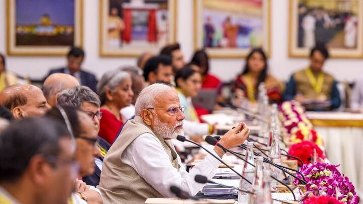 प्रधानमंत्री नरेंद्र मोदी का कहना है कि साल 2024 तकनीक और भू राजनीतिक परिवर्तन का है और इसका फायदा भारत को उठाना ही चाहिए. ऐसी स्ट्रेटजी बनानी चाहिए, जिससे विदेशी निवेश भारत में ज्यादा से ज्यादा आए.