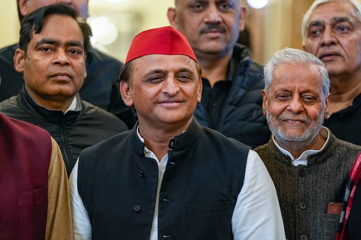 अखिलेश यादव ने ब्राह्मणों को ध्यान में रखते हुए दांव चला जो सवर्णों के वोट बैंक को छीनने की कोशिश भी माना जा रहा है.
