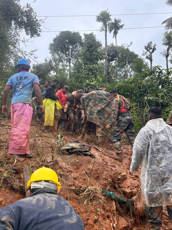 కొండ చరియల వద్ద టీ, యాలకల ఎస్టేట్స్లో పని చేసే కార్మికులు చాలా మంది సమీపంలో టెంట్లు వేసుకొని రాత్రి వేళ పడుకుంటారు. అలా నిద్రలోనే వారిపై కొండ చరియలు విరిగిపడ్డాయి.