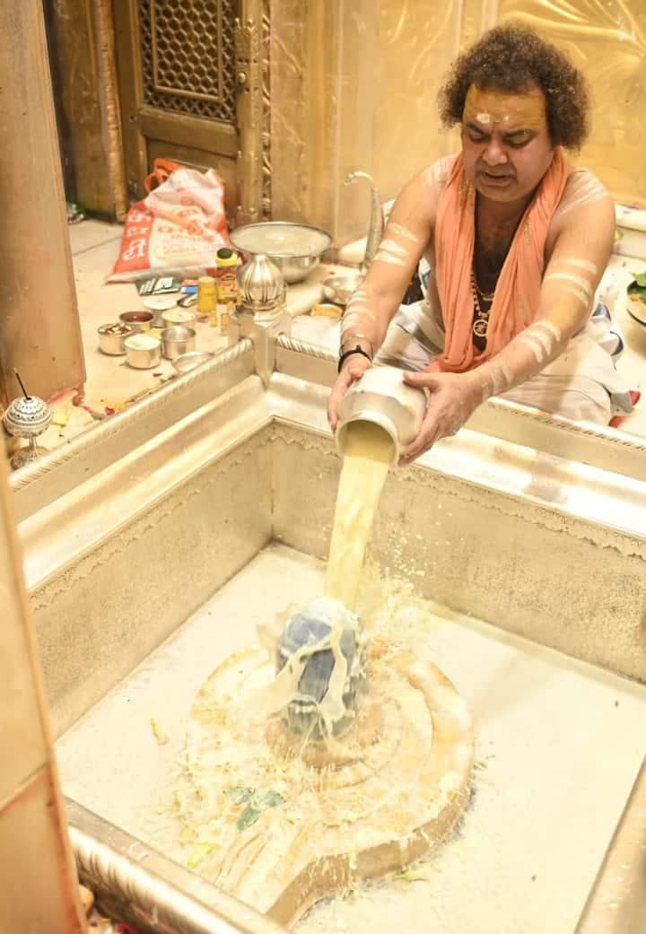 बाबा विश्वनाथ का दर्शन करने पहुंचे शिवभक्तों पर पुष्प वर्षा की गई.