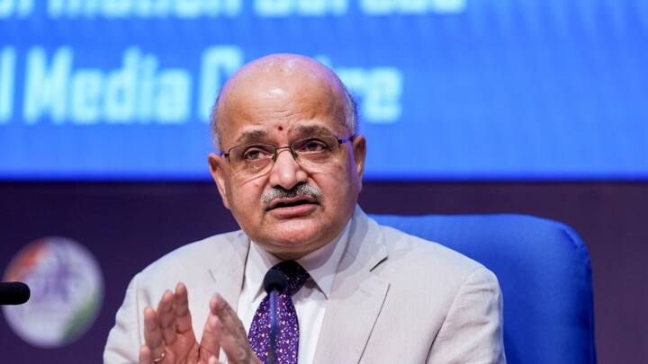 विकसित राष्ट्र बनाने के लक्ष्य को पूरा करने के लिए नीति आयोग कई उपाय और फार्मूला पर काम कर रहा है. देश को मध्य आय से उच्च आय वाला देश बनाना इतना आसान नहीं है. बीते 70 साल में मात्र 12 देश ही ऐसे हैं जो उच्च आय तक पहुंच पाए हैं.