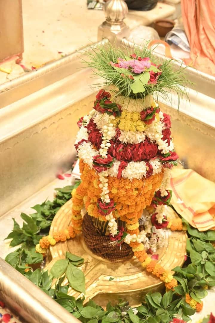 अब अनुमान लगाया जा रहा है कि दूसरे सोमवार के बाद से मंदिर परिसर में आने वाले श्रद्धालुओं की संख्या में और वृद्धि हो सकती है.