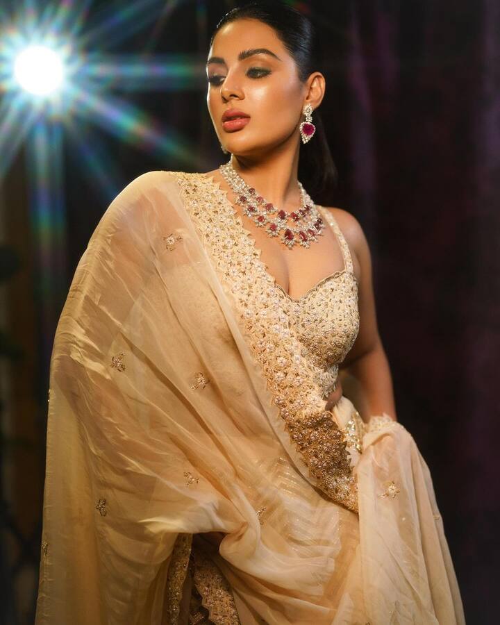 అయితే కొన్ని ఫోటోల్లో సంయుక్త.. హీరోయిన్​ సమంతలా ఉందంటూ ఆమె ఫ్యాన్స్ కామెంట్స్ చేస్తున్నారు. ఈమెకి కూడా జూనియర్ సమంత అనే పేరు ఉంది.(Images Source : Instagram/Samyuktha)