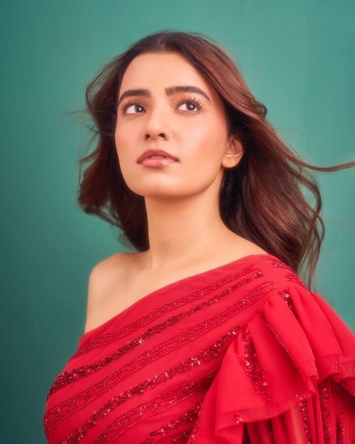 Rukshar Dhillon Stunning Look: రుక్సార్ ధిల్లాన్ క్రేజ్ గురించి ప్రత్యేకంగా చెప్పనవసరం లేదు. నార్త్ బ్యూటీ అయిన ఈమె 'ఆకతాయి'తో తెలుగు తెరకు పరిచయమైంది.