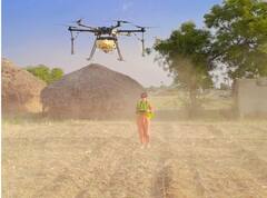 બનાસની ‘ડ્રૉન દીદી’: આશાબેન ચૌધરીએ 6 મહિનામાં ડ્રૉનથી દવાનો છંટકાવ કરી 1 લાખની કમાણી કરી, મહિલાઓ માટે પ્રેરણારૂપ