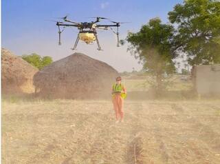 બનાસની ‘ડ્રૉન દીદી’: આશાબેન ચૌધરીએ 6 મહિનામાં ડ્રૉનથી દવાનો  છંટકાવ કરી 1 લાખની કમાણી કરી, મહિલાઓ માટે પ્રેરણારૂપ