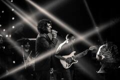 कभी पापा के साथ गाए थे शादियों में गाने, आज आवाज के दम पर इस सिंगर ने कमा डाले करोड़ों रुपए, जानें नेटवर्थ