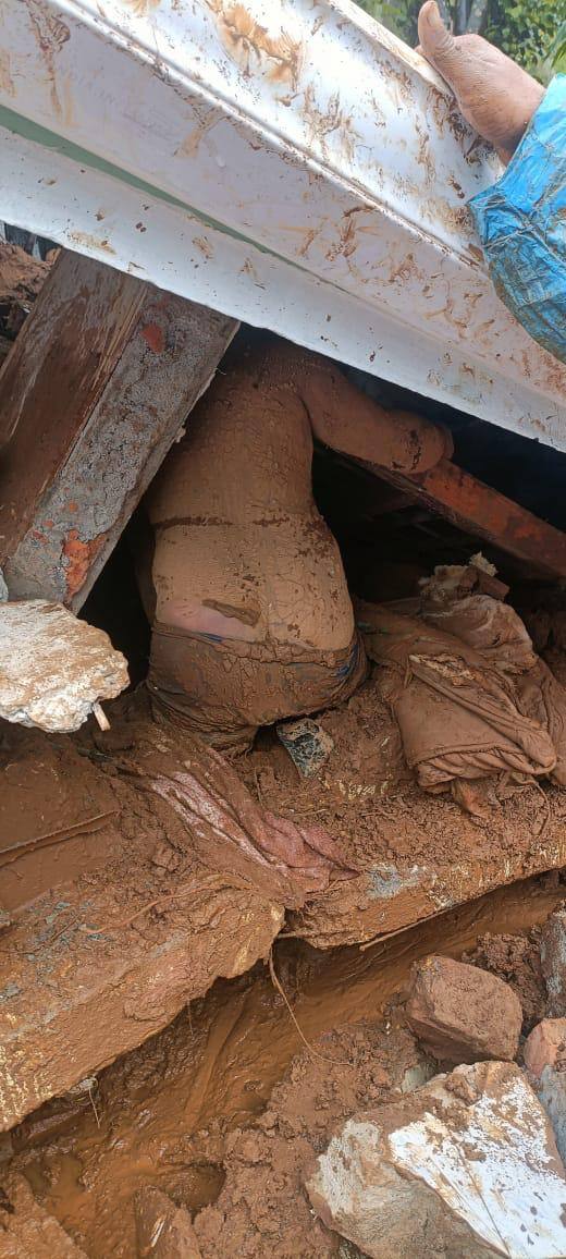 వివిధ ప్రాంతాల్లో బురద నీరు భారీగా ప్రవహిస్తుండడంతో వాటిలో చాలా మంది కొట్టుకుపోతున్నారు.