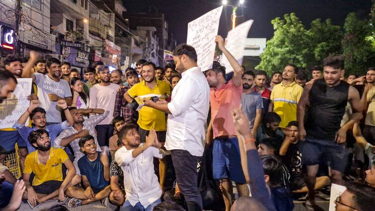 Delhi Student Protest in Mukherjee Nagar against Rajendra Nagar Accident  IAS coaching center Rajendra Nagar Accident: IAS कोचिंग सेंटर हादसे के खिलाफ दिल्ली के मुखर्जी नगर में प्रदर्शन, सुरक्षा बलों के जवान तैनात 