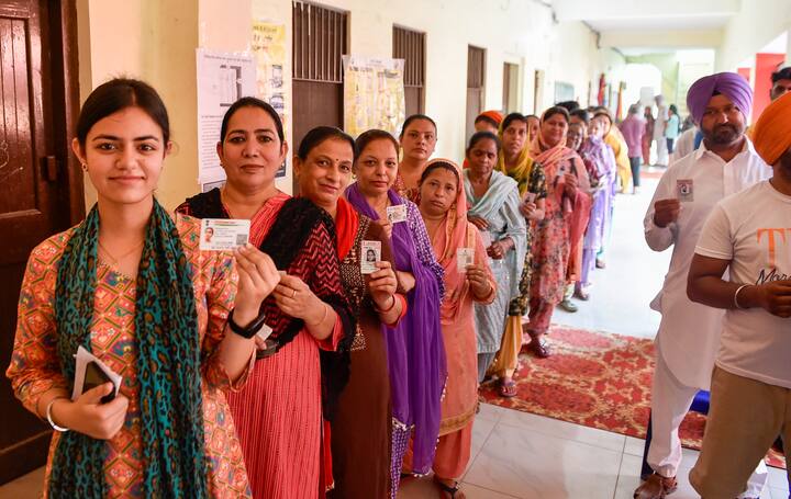 17वें आम चुनाव में इलेक्शन के पहले छह चरणों के लिए ‘वोटर टर्नआउट ऐप’ पर मतदाताओं की सही संख्या दिखाई गई थी. हालांकि, आखिरी चरण के मतदान में केवल प्रतिशत में आंकड़े दिए गए थे और निर्वाचन आयोग ने पिछले डेटा को हटा दिया गया था.