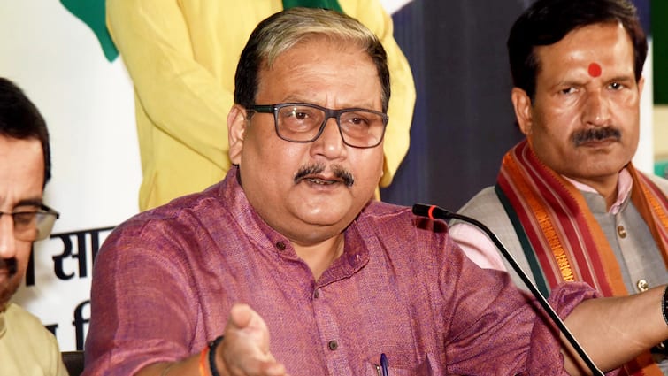 RJD MP Manoj Jha Attack on Government on Jharkhand Train Derailment Raised Questions on Kavach झारखंड रेल हादसे पर मनोज झा का सरकार पर हमला, ये सवाल पूछकर RJD सांसद ने बढ़ा दी टेंशन!