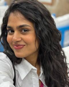 Faria Abdullah: రెస్టారెంట్‌లో ఫరియా సందడి - వైట్‌ షర్టులో లో దుస్తులు కనిపించేలా గ్లామర్‌ ట్రీట్‌ ఇచ్చిన చిట్టి