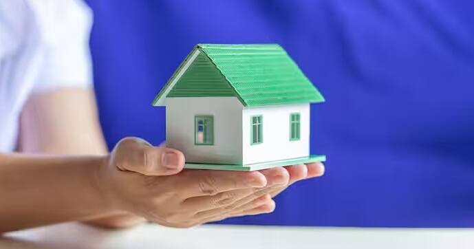 PM Awas Yojana Eligibility: ભારત સરકાર દ્વારા દેશના નાગરિકો માટે ઘણી યોજનાઓ ચલાવવામાં આવે છે. દેશના કરોડો લોકો સરકારી યોજનાઓનો લાભ લે છે. ભારત સરકાર પ્રધાનમંત્રી આવાસ યોજના હેઠળ મકાનોના નિર્માણ માટે નાણાકીય સહાય પૂરી પાડે છે. આ યોજનાનો લાભ મેળવવા માટે કેટલી આવક હોવી જોઈએ.