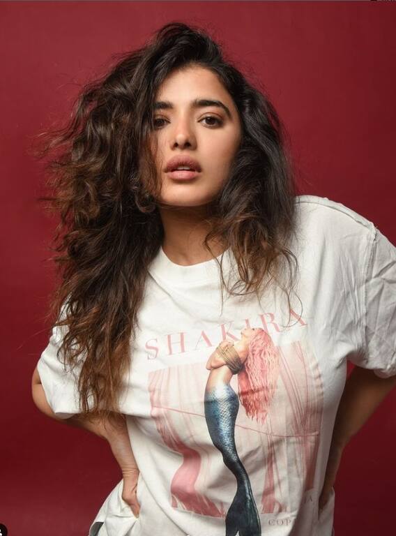 સાઉથ ગર્લ કેતિકા શર્માએ ટીશર્ટમાં આપ્યા હૉટ પૉઝ