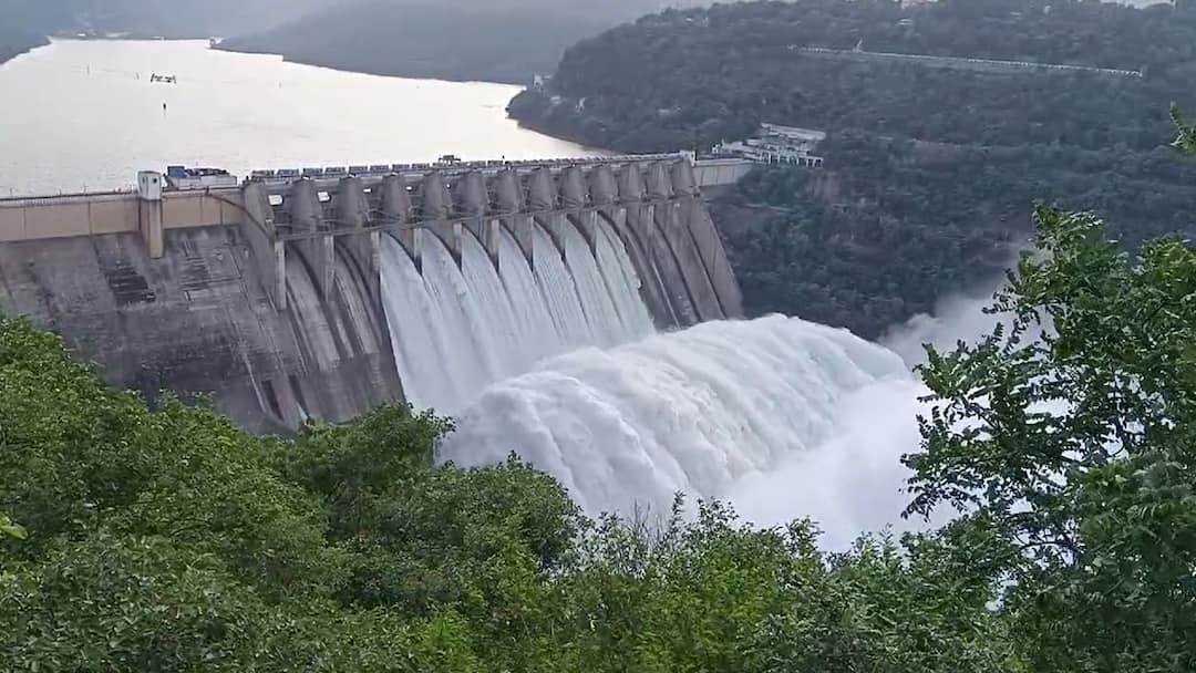 Srisailam Dam seven dams open car stucks after lifting fourth gate Srisailam Dam: శ్రీశైలం డ్యాం 7 గేట్లు ఎత్తివేత, నాలుగో గేట్ ఎత్తగానే దిగువన చిక్కుకున్న కారు