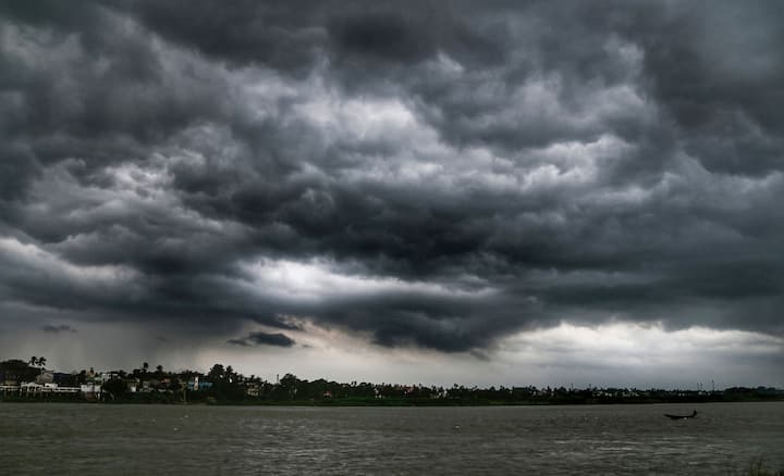 মঙ্গলবার রাজ্যের সব জেলায় বজ্রবিদ্যুৎ সহ হালকা থেকে মাঝারি বৃষ্টি হবে। ভারী বৃষ্টির পূর্বাভাস রয়েছে কালিম্পং এবং আলিপুরদুয়ারে