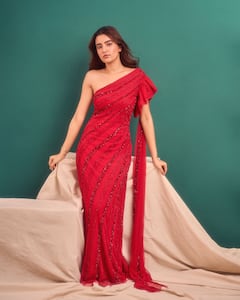 Rukshar Dhillon: రుక్సార్ దిల్లాన్‌ స్టన్నింగ్‌ లుక్‌ - రెడ్‌ డ్రెస్‌లో కుర్రకారు మతిపోగోడుతోన్న 'ఆకతాయి' భామ