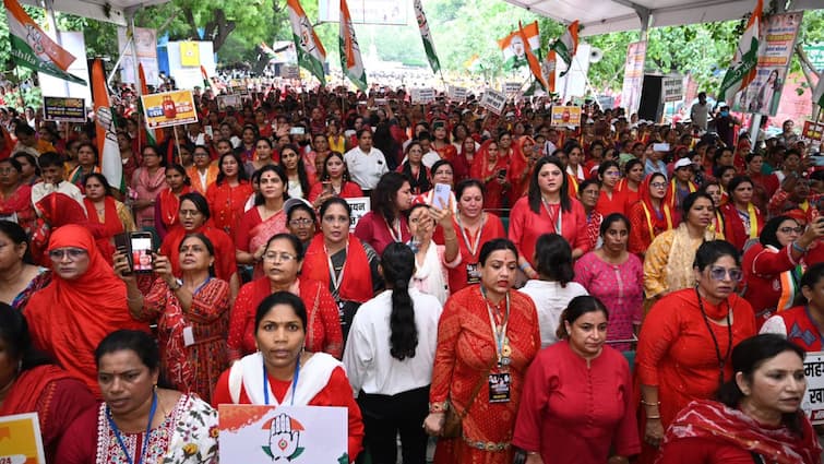 Mahila Congress Alka Lamba targeted center and BJP on Delhi Police action Nari Nyay Andolan  'नारी न्याय आंदोलन से...', दिल्ली पुलिस के एक्शन पर अलका लांबा ने केंद्र पर साधा निशाना 