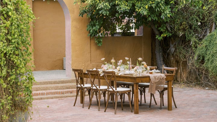 Creating an inviting garden table setting is the perfect way to elevate any outdoor gathering, whether it’s a casual brunch or an elegant dinner party.