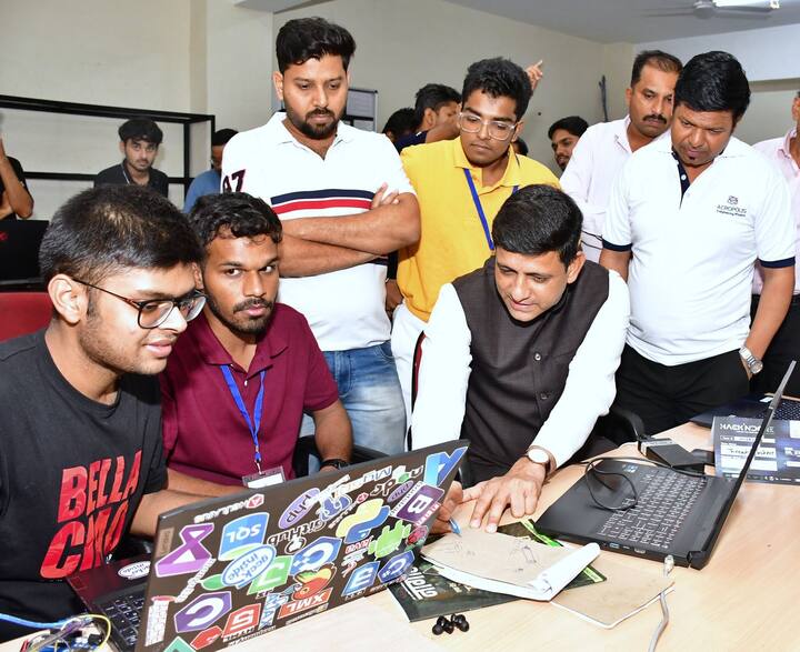 इन सभी ने 48 घंटे लगातार काम करते हुए इंदौर में नगर निगम द्वारा दी जा रही सेवाओं को बेहतर बनाने के लिए आर्टिफिशियल इंटेलिजेंस और अन्य टूल्स का इस्तेमाल करते हुए अपना कमाल दिखाया. इसमें कई प्रोजेक्ट ऐसे बनाए गए जो तारीफ के काबिल थे. जैसे इंदौर में सबसे बड़ी समस्या वॉटर मैनेजमेंट की है. इनमें कहां पर पानी सप्लाई हो रहा है, कहां नहीं हो रहा है, कहां पानी का लीकेज है या पानी से जुड़ी अन्य समस्याओं को लेकर अभी नगर निगम के पास ऐसा कोई सिस्टम नहीं है, जिस पर काम किया जा सके.