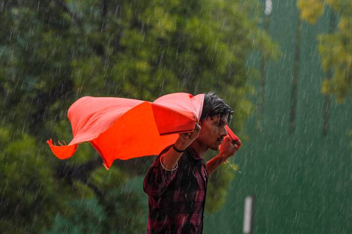 मौसम विभाग ने दिल्ली में बारिश को लेकर 'ऑरेंज' अलर्ट जारी किया है. ये रंग कोड सतर्क स्थिति को दर्शाता है.(फाइल फोटो)