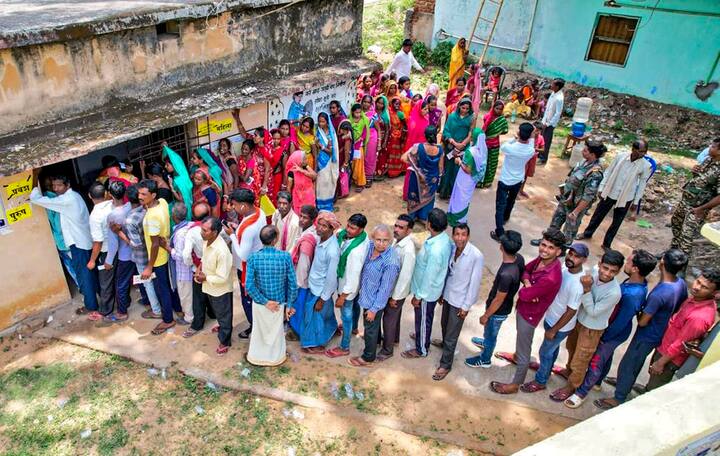 विशेषज्ञ और एक स्टाफ टीम की ओर से कई इलाकों में वोटरों की संख्या के बीच दिग्गज इंजीनियर्स मिले हैं।  आगे की रिपोर्ट में 2019 के चुनाव के बारे में कहा गया है, 