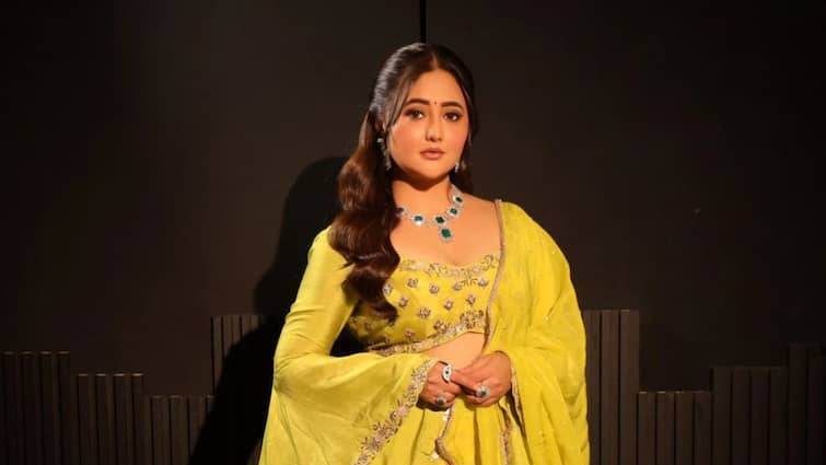 Television Actress Rashami Desai Recalls The Time When She Had Debt Of Rs 3 and half crore Was Homeless For Four Days Entertainment News Rashami Desai: গৃহহীন রেশমির মাথায় সাড়ে ৩ কোটির দেনার বোঝা! ২০ টাকার খাবার খেয়ে রাত কাটিয়েছেন গাড়িতে