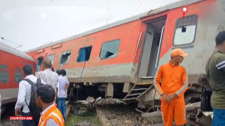 Howrah-CSMT Express train derails near Jharkhand's Chakradharpur, 2 Killed