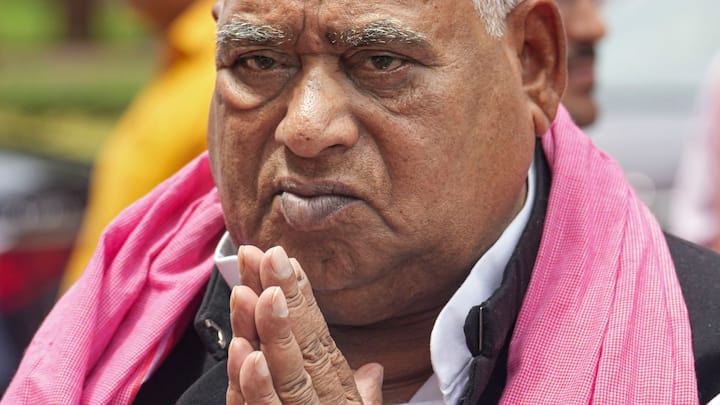 उनका कहना है कि मैं दलित जात से आता हूं और सामान्य सीट से अखिलेश यादव ने उन्हें टिकट दिया था. उन्होंने कहा कि देश के कोने-कोने से उनको हारने के लिए लोग आए, लेकिन भगवान राम की कृपा सिर्फ उन्हीं पर थी.