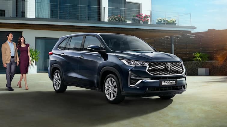 Toyota Innova Hycross hybrid car waiting period engine features design price know details here Toyota की इस कार के दीवाने हुए लोग, आज बुक करने पर इतने दिनों बाद मिलेगी एसयूवी, जानें डिटेल्स