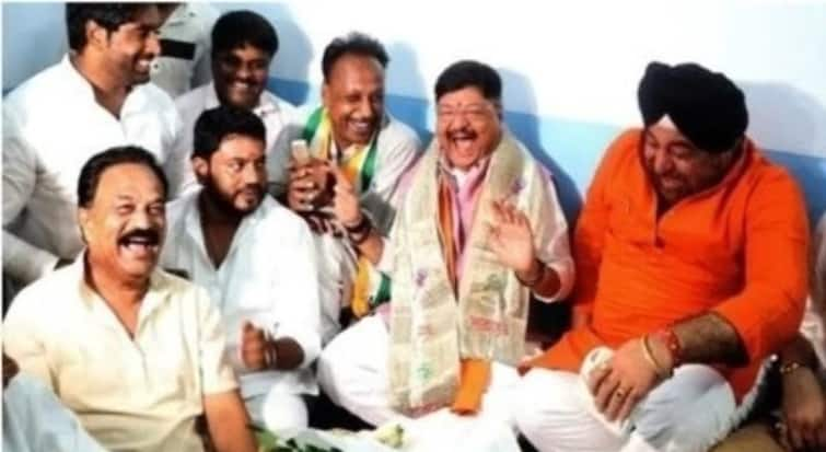 Indore Congress Leaders Suspended for Welcoming Kailash Vijayvargiya with Flowers and Sweets ANN कांग्रेस कार्यालय में कैलाश विजयवर्गीय का स्वागत करना पड़ा महंगा, कांग्रेस पदाधिकारी समेत 2 नेता निलंबित