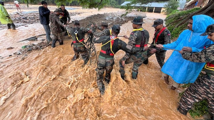 Kerala Latest News: కేరళలో కన్నీరు పెట్టించే దృశ్యాలెన్నో కనిపిస్తున్నాయి. కొండ చరియల కింద ఇరుక్కుపోయిన వారిని తీసేందుకు రెస్క్యూ సిబ్బంది ఎంతో శ్రమిస్తున్నారు.