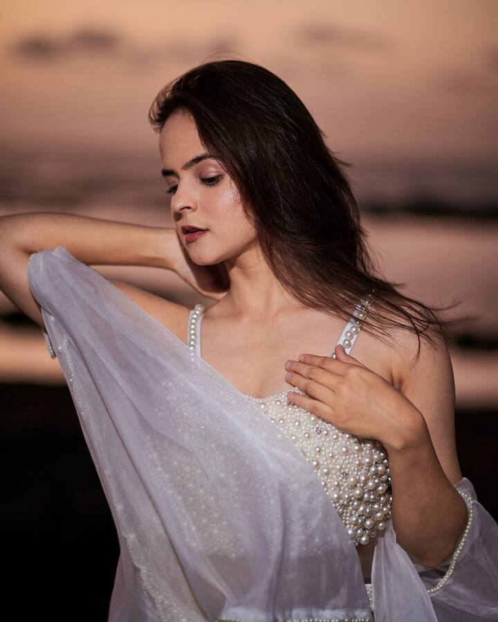 पलक सिंधवानीला इन्स्टाग्रामवर 2.1 दशलक्ष (मिलिअन) फॉलोअर्स आहेत. पलक सोशल मिडिया एन्फ्लुएन्सर आहे. इन्स्टाग्रामवर तिचे एकापेक्षा एक ग्लॅमरस फोटो आहेत. (P.C palaksindhwani)