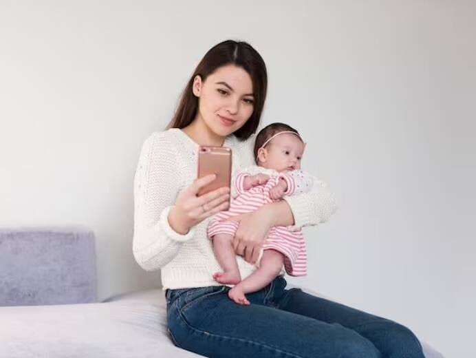 ਜੇਕਰ ਤੁਹਾਡੇ ਘਰ 'ਚ ਨਵਜੰਮਿਆ ਬੱਚਾ ਹੈ ਤਾਂ ਉਸ ਨੂੰ ਚੁੱਕਦੇ ਸਮੇਂ ਭੁੱਲ ਕੇ ਵੀ ਆਹ ਗਲਤੀਆਂ ਨਾ ਕਰੋ। ਬੱਚਿਆਂ ਦਾ ਪਾਲਣ ਪੋਸ਼ਣ ਕਰਨਾ ਬਹੁਤ ਮੁਸ਼ਕਲ ਹੁੰਦਾ ਹੈ। ਅਜਿਹੇ 'ਚ ਪਾਲਣ ਪੋਸ਼ਣ ਕਰਨ ਵੇਲੇ ਕੁਝ ਗੱਲਾਂ ਦਾ ਧਿਆਨ ਰੱਖਣਾ ਬਹੁਤ ਜ਼ਰੂਰੀ ਹੈ।