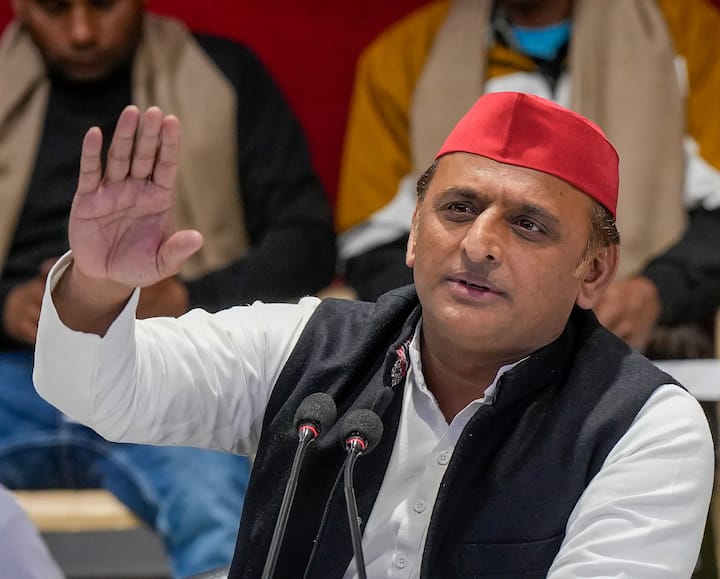 सपा चीफ अखिलेश यादव के करीबी माने जाने वाले माता प्रसाद पांडे फिलहाल सिद्धार्थनगर जिले के इटावा से विधायक हैं.