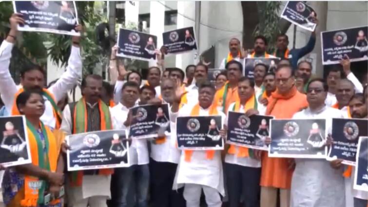 Telangana BJP OBC Morcha Protests At Hyderabad Collector's Office For Implementation of BC Declaration Telangana BJP OBC Morcha Protests At Hyderabad Collector's Office For Implementation Of BC Declaration