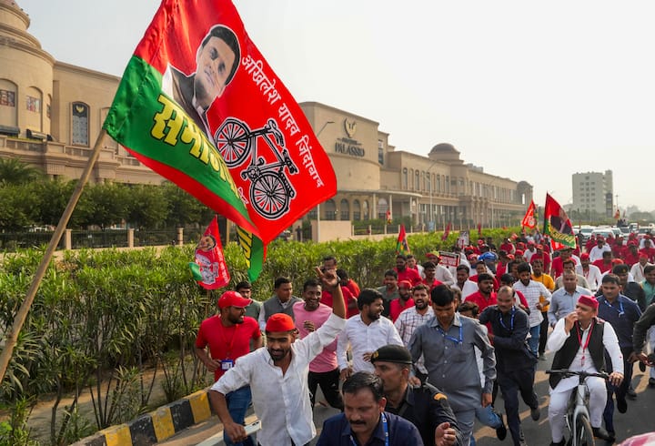 दरअसल, पीडीए में पिछड़ा दलित और अल्पसंख्यक/आधी आबादी आता है. हालांकि, अब इसमें अगड़ा भी जुड़ गया है.