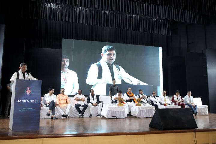 नगर मित्र प्लेटफॉर्म तैयार करने का मकसद यह है कि यहां पर समस्या के पैदा होने से लेकर उसके समाधान तक हर जगह इसकी मॉनिटरिंग होगी और हर स्टेप पर काम हुआ या नहीं इसको आर्टिफिशियल इंटेलिजेंस के जरिए देखा जाएगा. साथ ही यह भी देखा जाएगा कि कम कितने समय में हो रहा है और इसमें कितना खर्च हो रहा है. जिसका हिसाब किताब भी आर्टिफिशियल इंटेलिजेंस रखेगा.