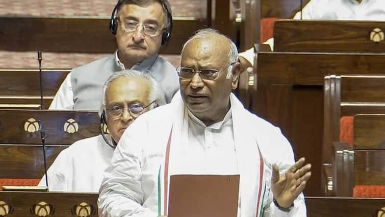 Wayanad Landslides Discussion in Rajya Sabha Mallikarjun Kharge Angry Over Jagdeep Dhankar Smiling Wayanad Landslides: 'लोग मर गए, आप हंस रहे हैं...', वायनाड पर मल्लिकार्जुन खरगे और सभापति के बीच हो गई तीखी नोंकझोंक