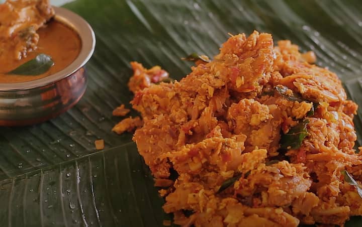 வெங்காயம் நேரம் மாறியதும் தக்காளி, தேவையான அளவு உப்பு, மிளகாய் தூள், மிளகு தூள் சேர்த்து நன்கு வதக்கவும்.