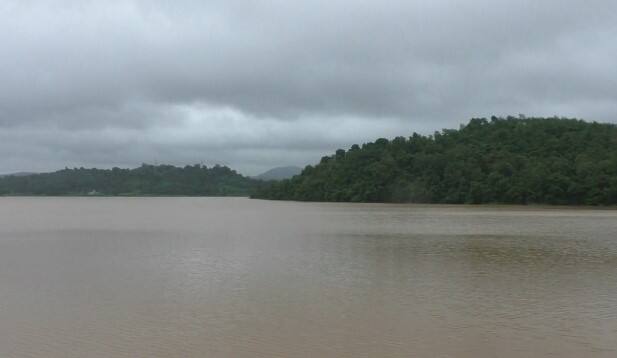 નવસારી: નવસારી જિલ્લામાં છેલ્લા એક સપ્તાહમાં ધોધમાર વરસાદ વરસ્યો છે. ભારે વરસાદના પગલે નદી નાળા અને ડેમ છલકાઈ ગયા છે. જિલ્લાના અનેક ડેમ ઓવરફ્લો થયા છે.