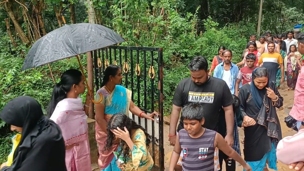 குற்றாலத்தில் தனியார் அருவிக்கு பூட்டு போட்ட அதிகாரிகள்! ஏமாற்றத்துடன் திரும்பிய பயணிகள்!